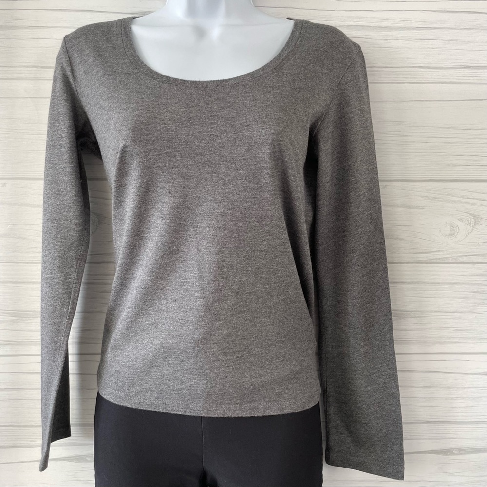 Long sleeve Gray tee shirt for Women.